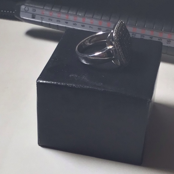 Beautiful designer black and white diamond ring - Picture 4 of 16